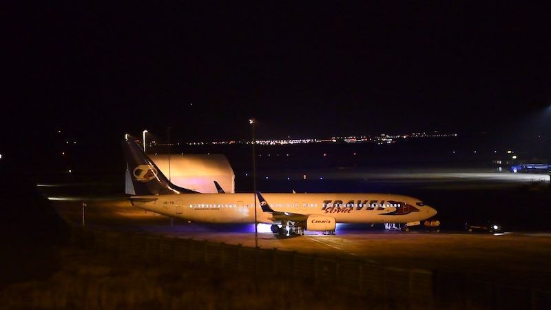 Letadlo společnosti Travel Service sjelo v Ruzyni z odstavného stání do trávy